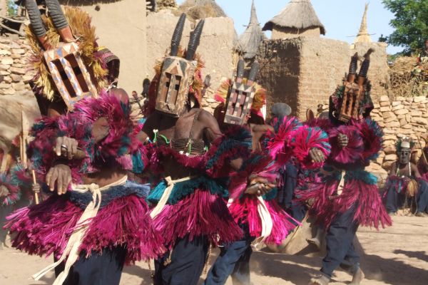 danseurs-dogon36DBC606-3C6B-6C33-ED07-24D59ACE5167.jpg
